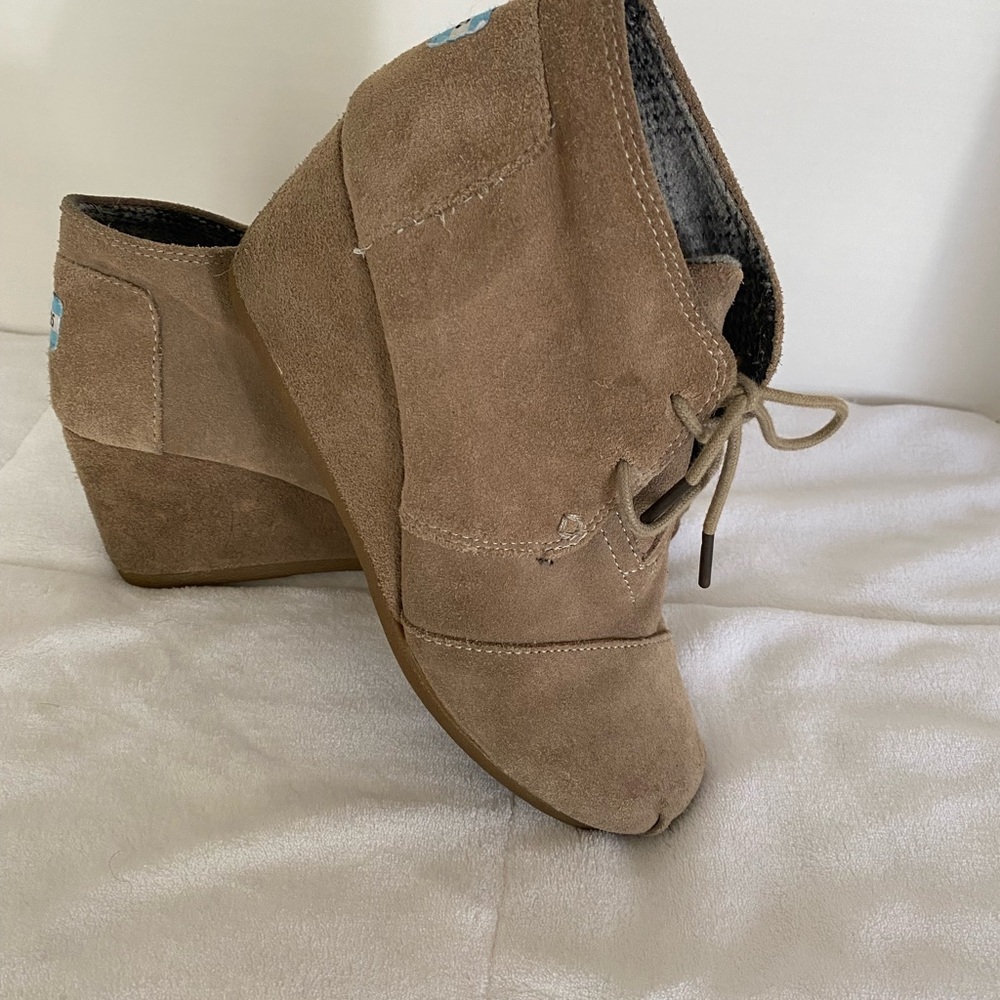 LADIES TOMS BRAND SHOES SZ 8 HEELED BOOTS